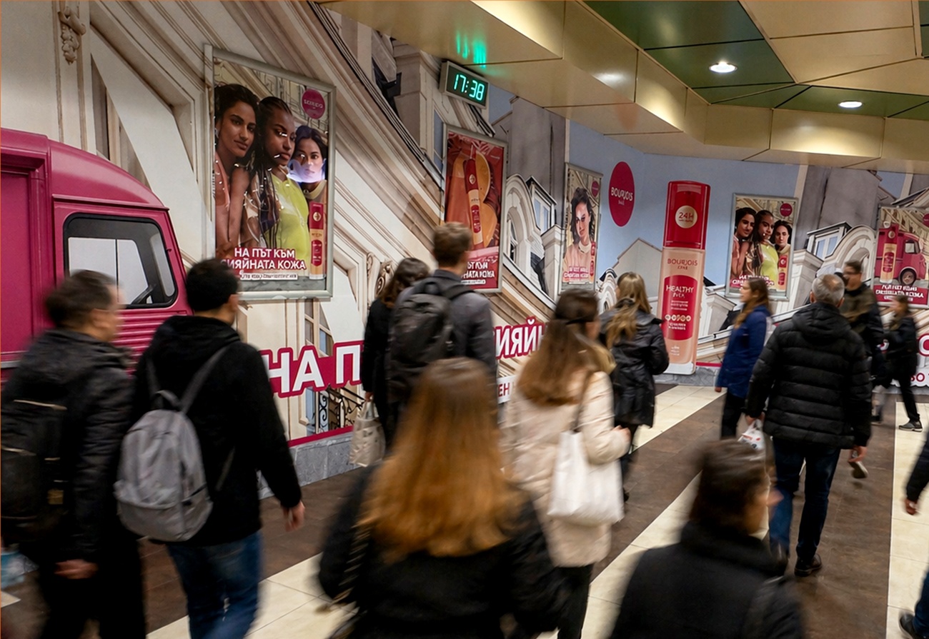Bourjois — брандиран пешеходен пасаж